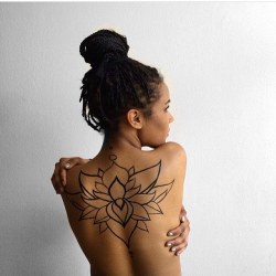 blackgirlsinked:  #LOVE @curlywoe 😍🌺