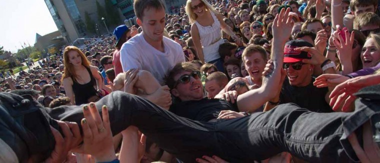 lisexbreakup:  i wish i was kidding when i said this was the only photo of alex crowdsurfing