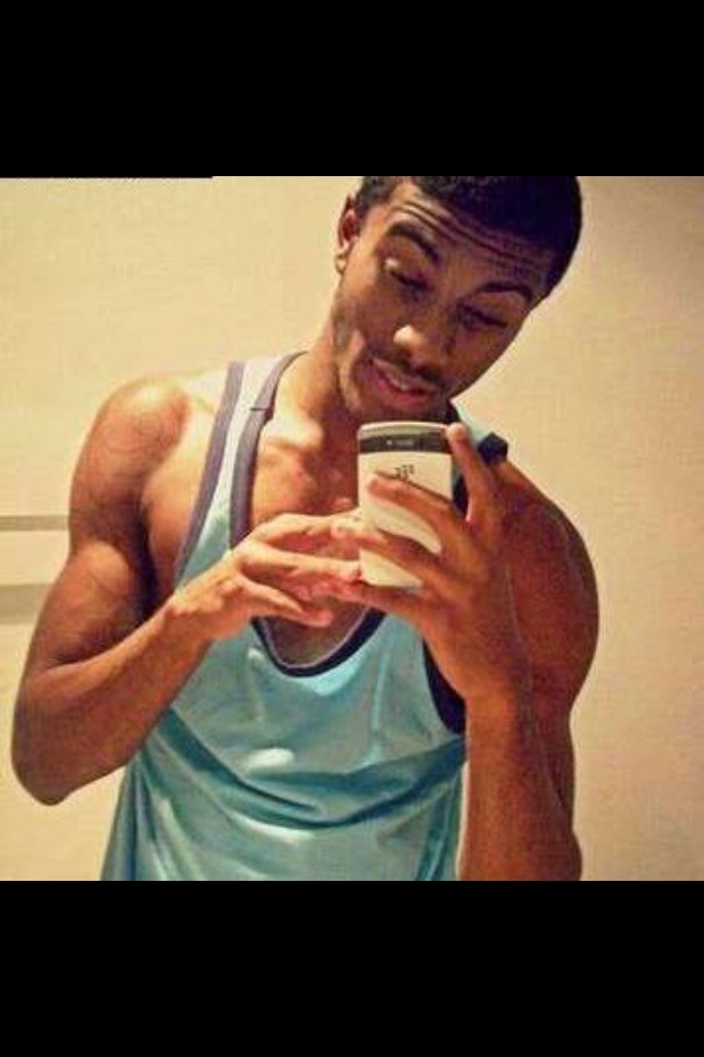 leyparis:  shannonsease:  Sexy  He is fine as fuck! Damn!!!!