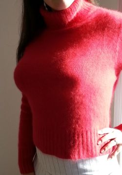 bustyfluffy:  Itâ€™s official this sweater