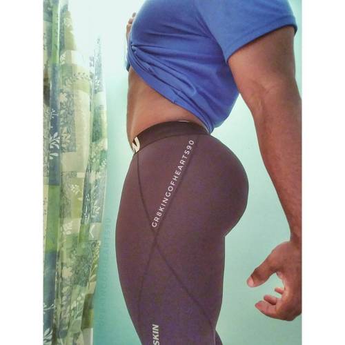 gr8kingofhearts90:  Squats and deadlifts are your friends 💪