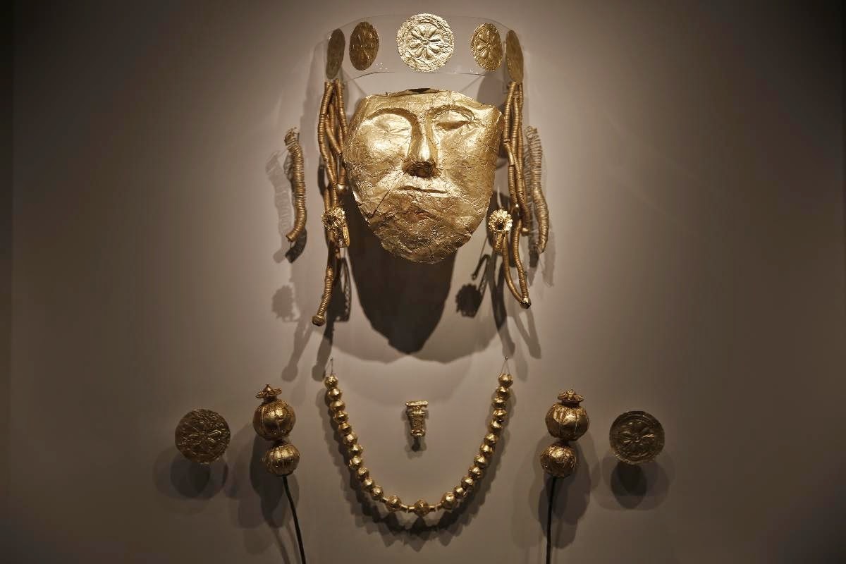 coolartefact:  Gold funerary mask and jewellery from Macedonian royal cemetery, Pella,