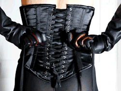 5-inch-and-more:  Corset lacing