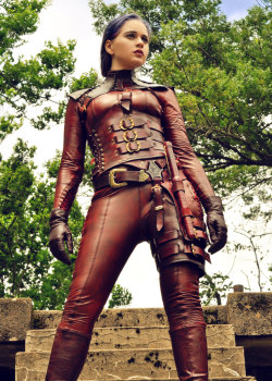 latexcatsuit:  Full Leather Mord Sith Costume 「真実の剣」に登場するモルド・シスのフルレザーコスチュームhttp://www.fetish-style.info/2013/10/16/full-leather-mord-sith-costume/