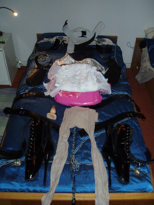 muffleduk: gumphil: Bed is prepared for tonight. Bondage will be more restrictive than ever: Legs bo