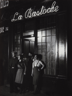 blackpicture:  Brassaï La Bastoche. Rue de Lappe. Paris (1932) 