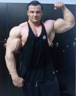 Sexymusclebeast7:  Jjsmithmg:  Pavel Fedorov  Big, Big Boy!