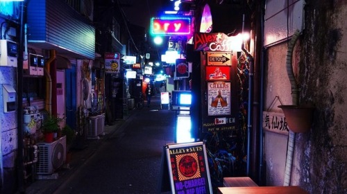 Pandorya: Enge Gassen, bunte Schilder und Bars so groß wie ein Schuhkarton. Golden Gai - hier 