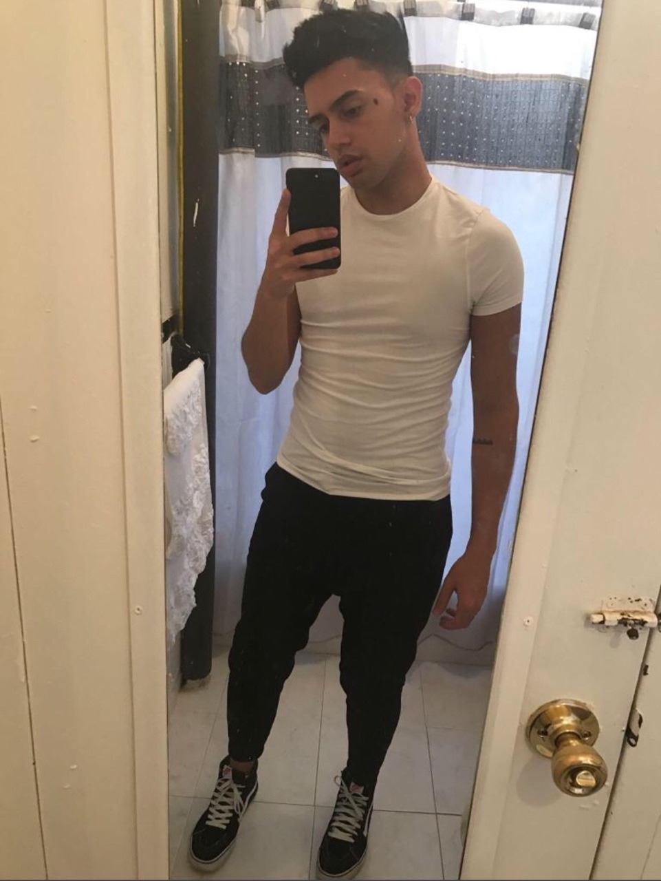 guymirrorphone:  also Follow NSFW page: @guymirrorphone-rated-x 