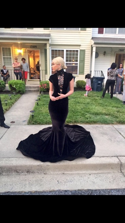 frankievc:  fatmaibrahim:  iconically90s:  Black Out Prom!  QUEENS 👑  Prom?!  These girls looks like they are ready for the fucking red carpet.