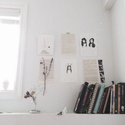 adaurable:I am quite proud of my sweet little bedroom and I like filling it up with flowers ☁️