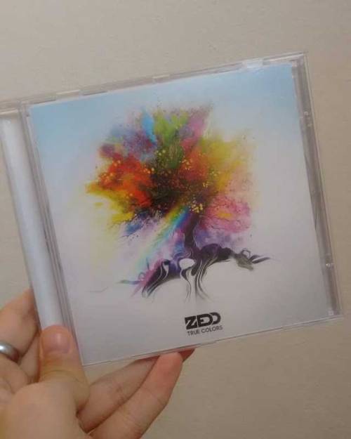 Acabou de chegar o melhor CD do melhor DJ ❤ . . . . . . #zedd #truecolors #album #cd #selenagomez #j