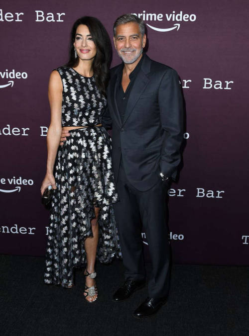 Amal Clooney no tapete vermelho ontem à noite (03/10) em Los Angeles para a estreia do The Te