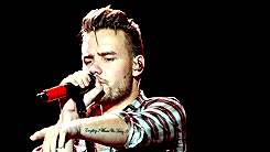 walkinginthewinds:@Real_Liam_Payne: Girls behind the hotel please get out the fields there’s a huge 
