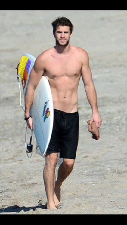 rorrous:  famous-male-celeb-naked:Liam Hemsworth(Miley porn pictures