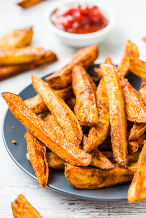 alloftheveganfood:  Vegan Sweet Potato Fry Round Up Crispy Baked Sweet Potato Fries (GF/NF/SF/3 ingredients) Baked Cinnamon-Spiced Sweet Potato Fries with Apple Date Butter Dipping Sauce Beer-Marinated Baked Sweet Potato Fries (GF/5 ingredients) Baked