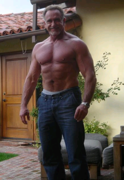 seniormusclelover:  This muscle daddy is