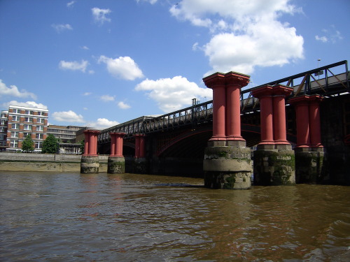 A famous bridge over the river Themse in London ….