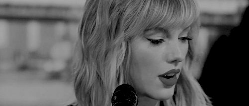 somebodytodiefor:Taylor Swift - London Boy in the Live Lounge