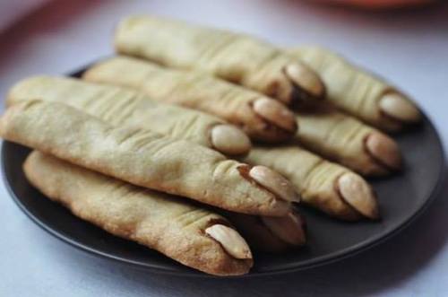 debbie-bam-1980:  Great Halloween idea.ingredients:150 grams of butter1 tsp vanilla sugar200 g of sugar1 tsp baking powder¼ tsp salt1 egg350-400 g flouralmonds, chocolate