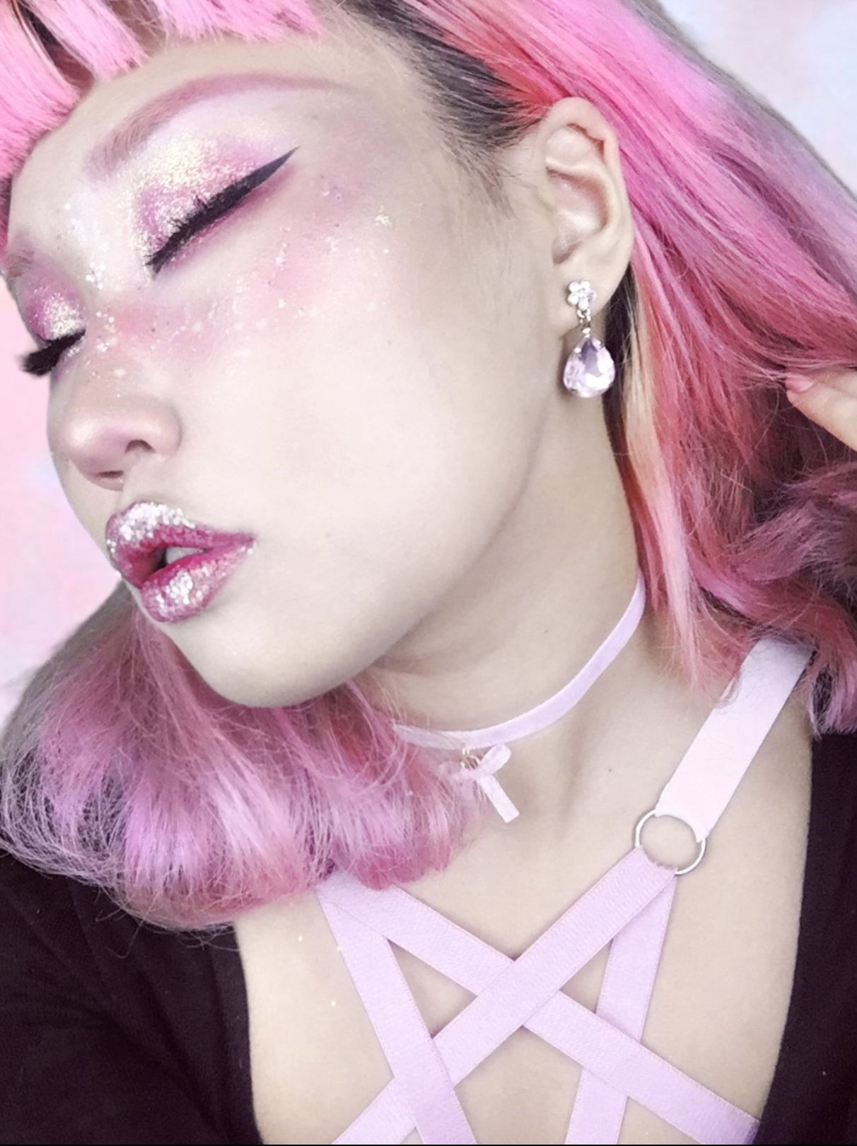 shay-gnar:  michellemoe:  Make up Tutorial  Pentagram harnessPuri choker  oh my