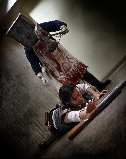 delseycosplay:  More pictures from Youmacon 2015 with Seb versus The Keeper this time! Del finds him