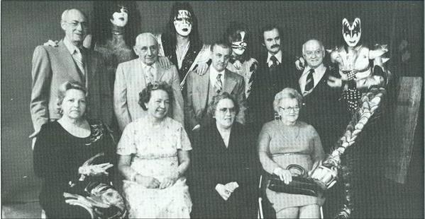 misfitsoul:KISS with their Mom &amp; Dads , 1976  from @historyofsound@
