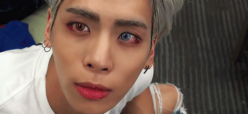 loveforjjong: jonghyun showing off his “odd eye” lenses