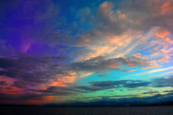 whatzyourfantazy:  Crazy Rainbow Sunset 