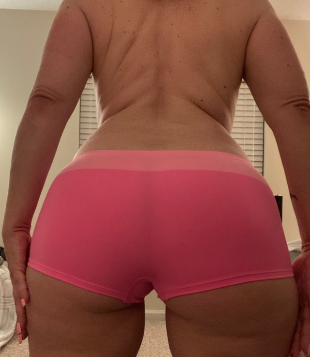 danni2427:I don’t normally wear boy shorts but I thought these were sexy 😜 