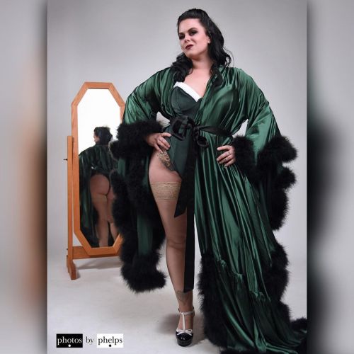 @ms.sinister.rose  and this beautiful emerald robe made for a rather cheeky moment