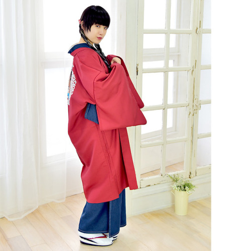 Peekaboo cat long nagabaori (knee-long vest), seen on Nico AntiqueThose kind of haori seem to make a