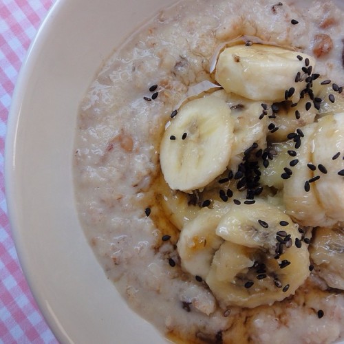 crazybreakfast: Coconut, raisins and banana purée oatmeal topped with stewed banana slices wi