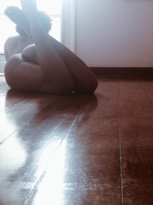 pelenegra:  Descobertas  Quando eu buscar os últimos segredos do teu corpo indo dos teus lábios verticais até chegar entre os dedos dos teus pés, é quase certo o céu querer trocar estrelas comigo E eu te digo. Direi não.  (Éle Semog) 