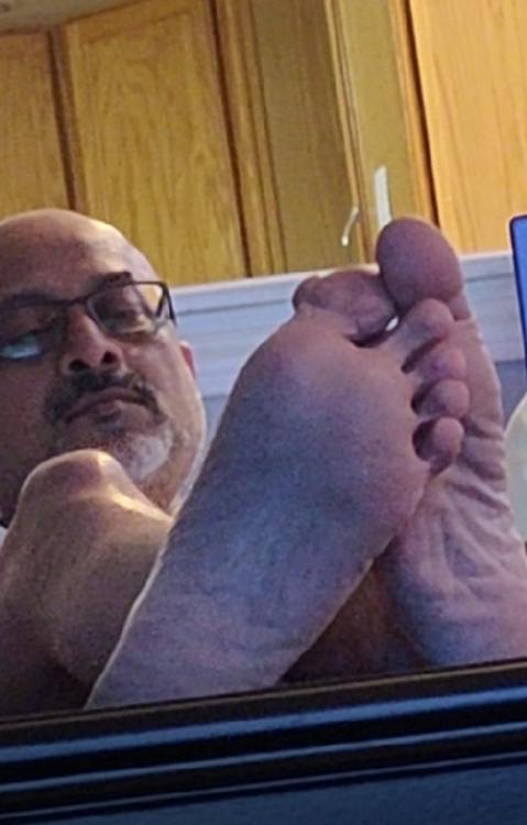 candid daddy relaxing shows his tasty soles lov this clip.thisvid.com/videos/mature-daddy-s-