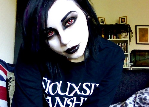 louiselafantasma:  got some new, red circle lenses and i’m pretty crazy about them