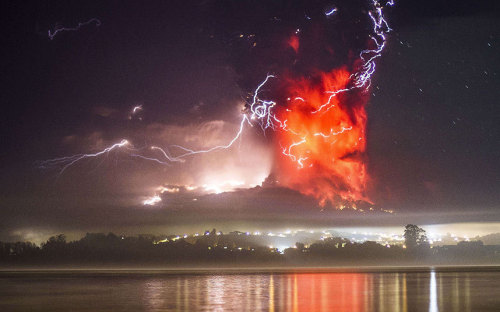 dainktellectual:  thegasolinestation:   Chile’s Calbuco Volcano Erupts First eruption in 42 years results in huge ash cloud over mountainous area in south of country Sources: The Guardian / NBC News / The Telegraph / reddit /Video GIF: The Gasoline