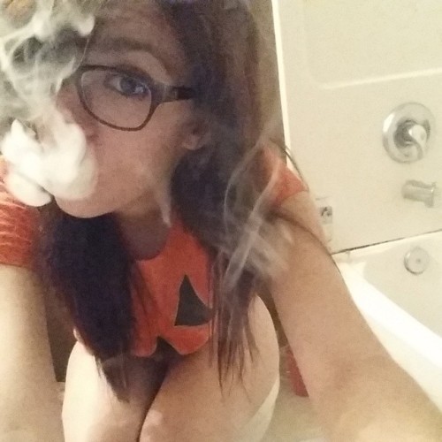 girl pooping and smoking