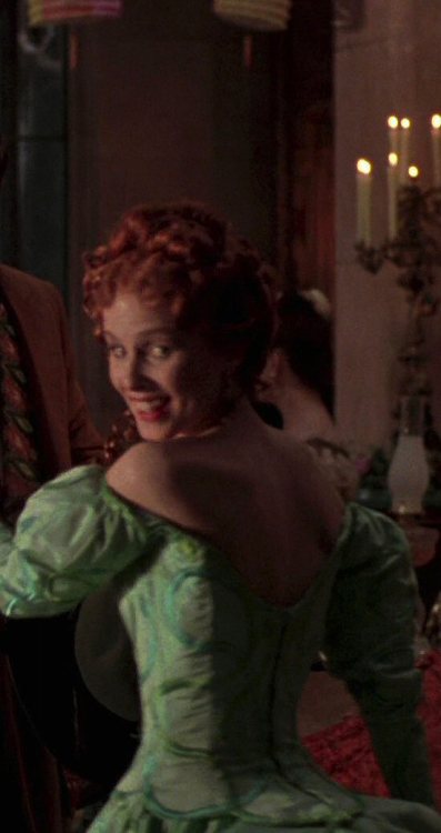 costumeloverz71: Lucy Westerna (Sadie Frost) Green embroidered gown… Bram Stoker’s Drac