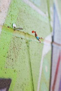 districtperrier:  Miniaturesque: Street Artist