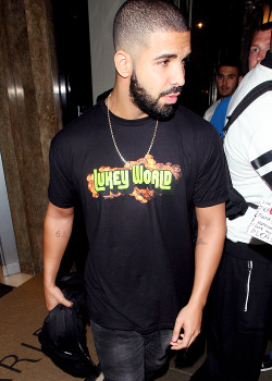 celebritiesofcolor:  Drake leaving his hotel