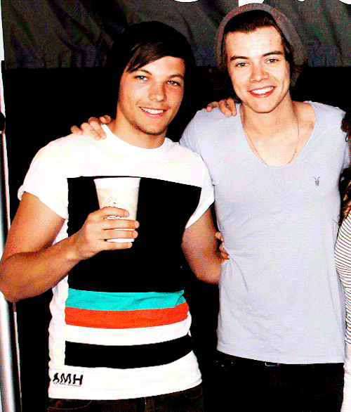 whattarush:when you forget you’re taking meet and greet photos and not couple photos embarassing