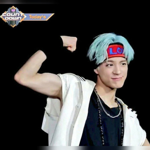 holographicpresident: I would gladly let Jeno punch me in the face. His arm is literally this emoji 