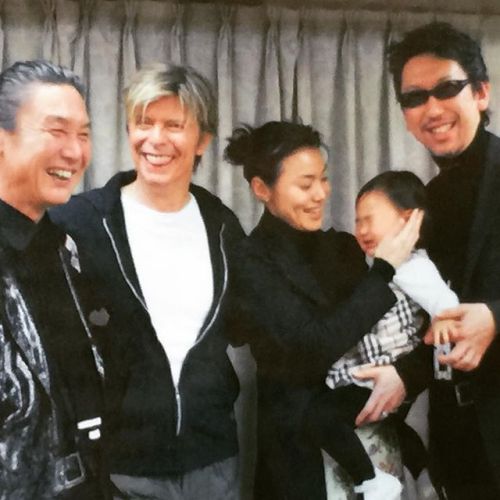 hotei_officialThe only person in a world who refused to be hold by David Bowie is my daughter. デヴィッド