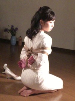 higyaku-no-miki:    Kinbaku Naka AkiraModel Miori Hara原 美織 さんPhoto Sanwa  