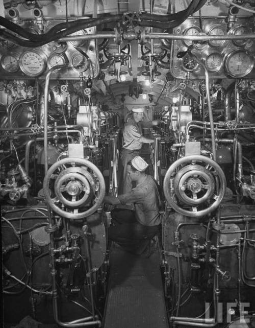 Oledavyjones:  The Engine Room With Two Six-Cylinder Diesel Engines Of Uss R-14.