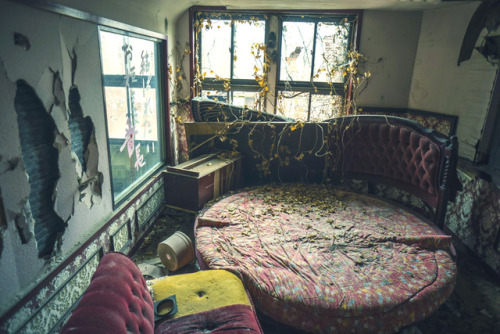 elugraphy:Abandoned love hotel.