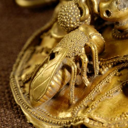 fionatlux: archaicwonder: Greek Gold Roundel with Bees, 7th Century BC The goldwork technique seen h