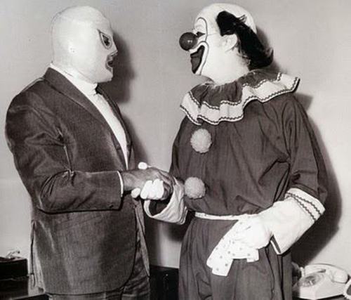 cazadordementes:   "El Santo" saluda a El Payaso “Bozo” 
