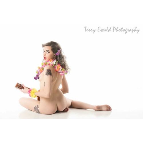 fuckyouandgoodnight:  #TBT To this time last year and the cute hula girl pin ups I did with @tlewald how cute right 💞💞💞 #pinup #hulagirl #pinup #butt #booty #nude #girlswithtattoos #greyhair #mixedgirl #backdimples #retrica #hellosailor 